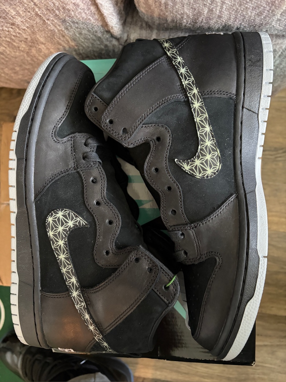 Nike SB Dunk High Pro QS “Always bet on Black” poker chip included.
